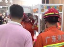 Giải cứu bé trai mắc kẹt bên trong máy gắp thú
