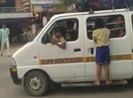 Bắt giam tài xế để học sinh đu ngoài xe vì quá chật
