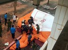 Bơm phao cứu hộ 'hứng' bệnh nhân nhảy lầu tự tử