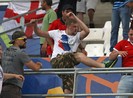 World Cup chưa đến, hooligan Nga đã 'dọa xử' fan Anh