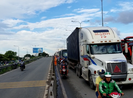 Container 'đại náo' cầu vượt Sóng Thần gây ùn xe nghiêm trọng