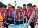Khẩn trương lấy mẫu nước tại khu vực chìm tàu 8.000 tấn