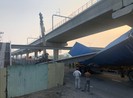 Dầm bê tông cầu bộ hành đè bẹp container tại Thủ Đức