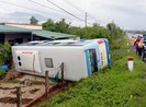 Đập kính giải cứu hành khách trong xe buýt lao vào nhà dân