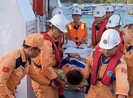 Vượt hơn 250 hải lý, đưa ngư dân đang nguy kịch vào bờ cấp cứu