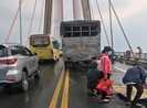 Ngã trên cầu Rạch Miễu, xe chạy sau không né kịp