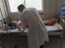 Cô gái ngất xỉu, nhập viện vì bị quay phim lúc chăm sóc ngoại