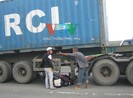 Lọt vào gầm container, nam thanh niên thoát chết kỳ diệu