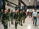Người biểu tình Hong Kong đổi chiến thuật để trà trộn sân bay