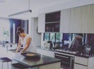 Cô dâu diện váy cưới suốt một năm sau ngày kết hôn
