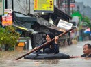 Indonesia đón năm mới trong nước lũ, 21 người chết
