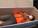 Phạt người không đeo khẩu trang vào nằm trong quan tài