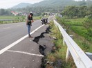 Đường dẫn cầu vượt cao tốc nứt toác vì...vướng mặt bằng?