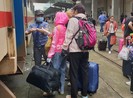 Đà Nẵng: Người dân kín mít khẩu trang đi vào Nam sau tết