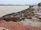 Sóng đánh toác bờ kè sông Hàn, gạch lát nát vụn