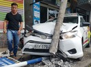 Taxi tông hàng loạt xe máy, húc gãy cột điện ở TP Biên Hòa