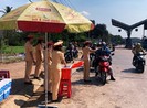 CSGT tỉnh Đồng Nai tặng nước, khăn lạnh cho người đi đường