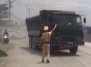 CSGT Đồng Nai truy bắt xe ben nghi gắn biển đỏ giả
