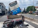 Đồng Nai: Xe khách tông chết người, lao vào dải phân cách