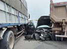 Đồng Nai: Kinh hãi ô tô 4 chỗ bẹp nát giữa xe ben và xe tải
