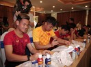 Vinamilk tặng quà cho U-22 Việt Nam sau HCV SEA Games lịch sử
