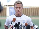Keisuke Honda thân này ví xẻ làm ba