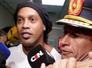 Ronaldinho bị quản thúc trong 'lồng vàng' và 'cách ly xã hội'