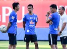 Thầy trò Dusit lên hương và 'cắt đuôi' các đội ở Thai-League 1