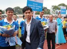 Bầu Đức, bầu Thắng 'quẩy' cùng sinh viên trên sân Thống Nhất
