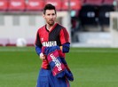 Tưởng nhớ tiền bối Maradona, Messi và Barca bị phạt