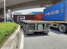 Container ôm cua ép hai cô gái đi xe máy văng vào lề ở quận 7
