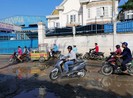 Dân quận 12 hồi hộp qua 'giếng nước' giữa đường