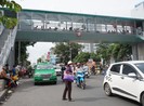 Chùm ảnh: Người dân phớt lờ cầu bộ hành
