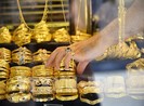 Giá vàng trong và ngoài nước tiếp tục leo thang