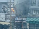 Cháy trụ điện trước trường tiểu học, phụ huynh hốt hoảng