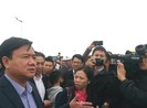 Hàng trăm người dân 'quây' Bộ trưởng Thăng… đòi đường