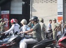 Đang chạy xe trên đường, tấp vào lề rồi gục chết