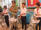 Công an tặng quà cho các học sinh giỏi, sống tốt