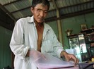 Đang cắt rau ở ruộng thì công an gọi điện báo tổ chức xin lỗi oan