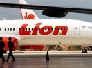 Máy bay Indonesia bổ nhào xuống biển ở góc dựng đứng