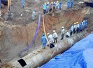 Đường ống nước sạch sông Đà lại bị vỡ