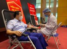 Bộ trưởng Trần Hồng Hà hiến máu giữa mùa dịch COVID-19