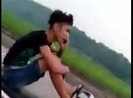 Sốc với thanh niên lái xe máy bằng chân, tay gọi điện thoại