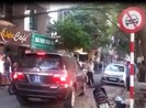 Xe biển xanh đi ngược chiều, ép taxi nhường đường