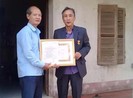 Tử tù oan Hàn Đức Long nhận huy hiệu 30 năm tuổi Đảng
