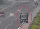 Đùa giỡn 'tử thần', xe tải phi ngược chiều trên cao tốc