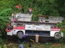 Phụ xe ôm vô lăng, ô tô giường nằm lao xuống vực
