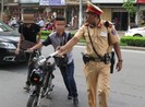 Nhiều phụ huynh không đội mũ bảo hiểm cho trẻ đã 'cãi' CSGT
