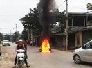 Gọi bạn mang xăng đến đốt xe sau va chạm trên đường