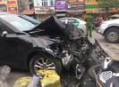 Ô tô Mazda mất lái tông hai xe máy chạy cùng chiều
